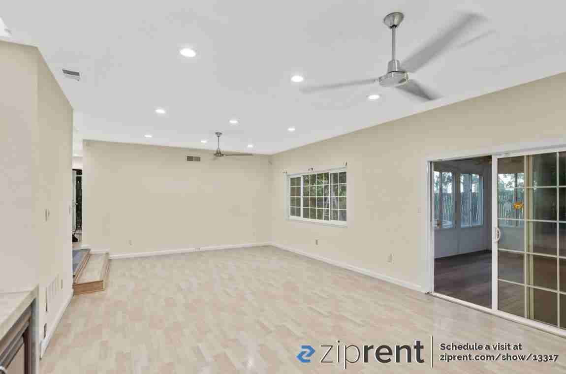 42629 Queens Park Ct - Photo 3 of 19