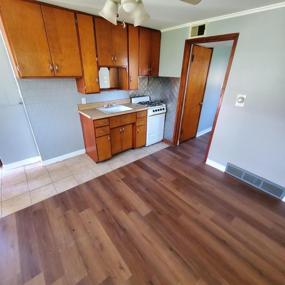 2850 173rd St #4 - Photo 2 of 8