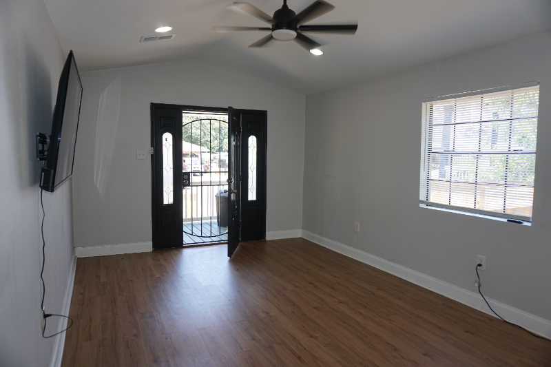 1019 Lizardi St - Photo 3 of 13