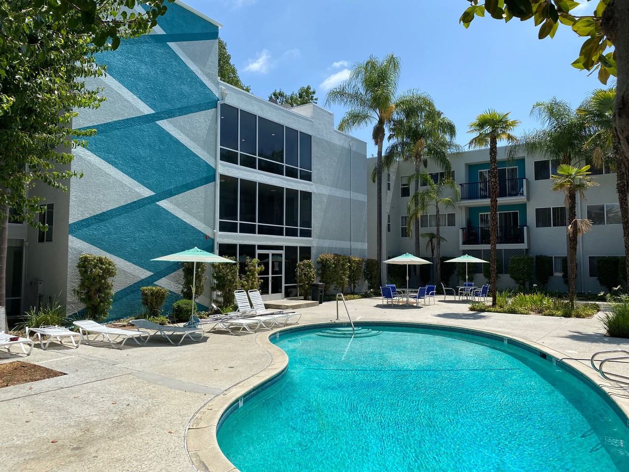 Mila Sherman Oaks - Photo 3 of 10