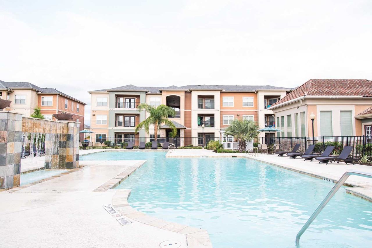 Oxford at Country Club - Photo 3 of 31