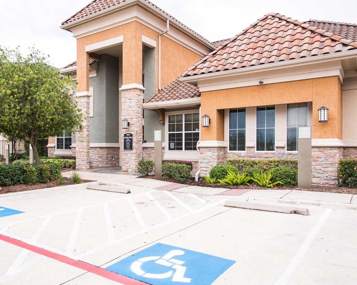 Oxford at Country Club - Photo 6 of 31