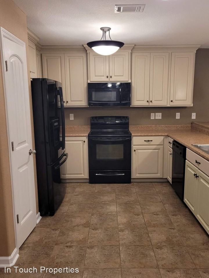 5365 Branch Point Dr, Valdosta, GA 31605 3 Bedroom House for 1,300