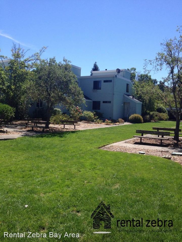 160 Courtyards E - Photo 3 of 18