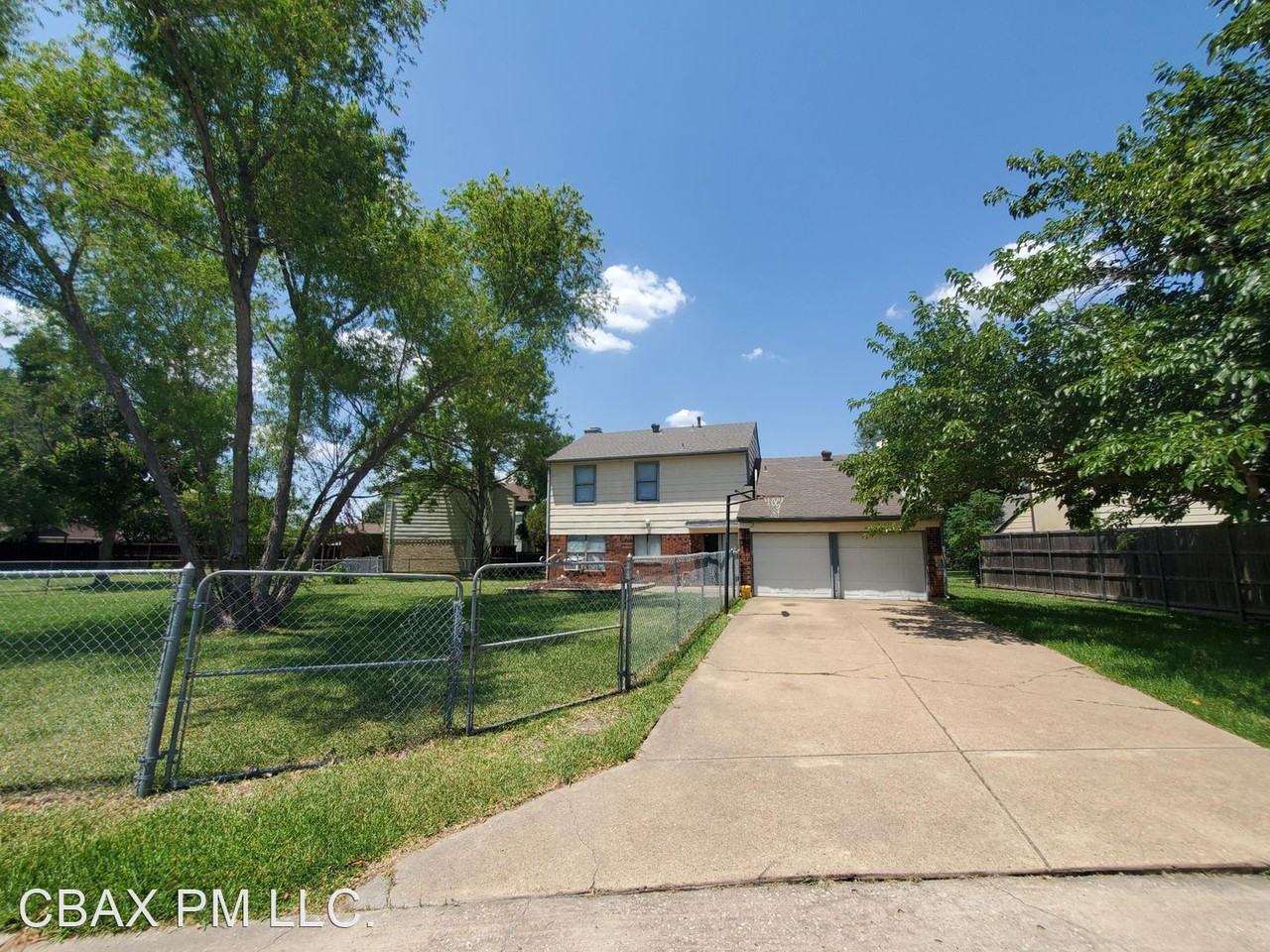 2301 Sweetbriar Ct - Photo 2 of 10