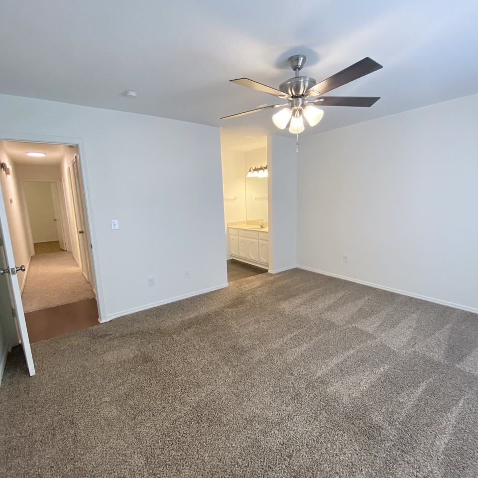 6644 S Victor Ave - Photo 3 of 4