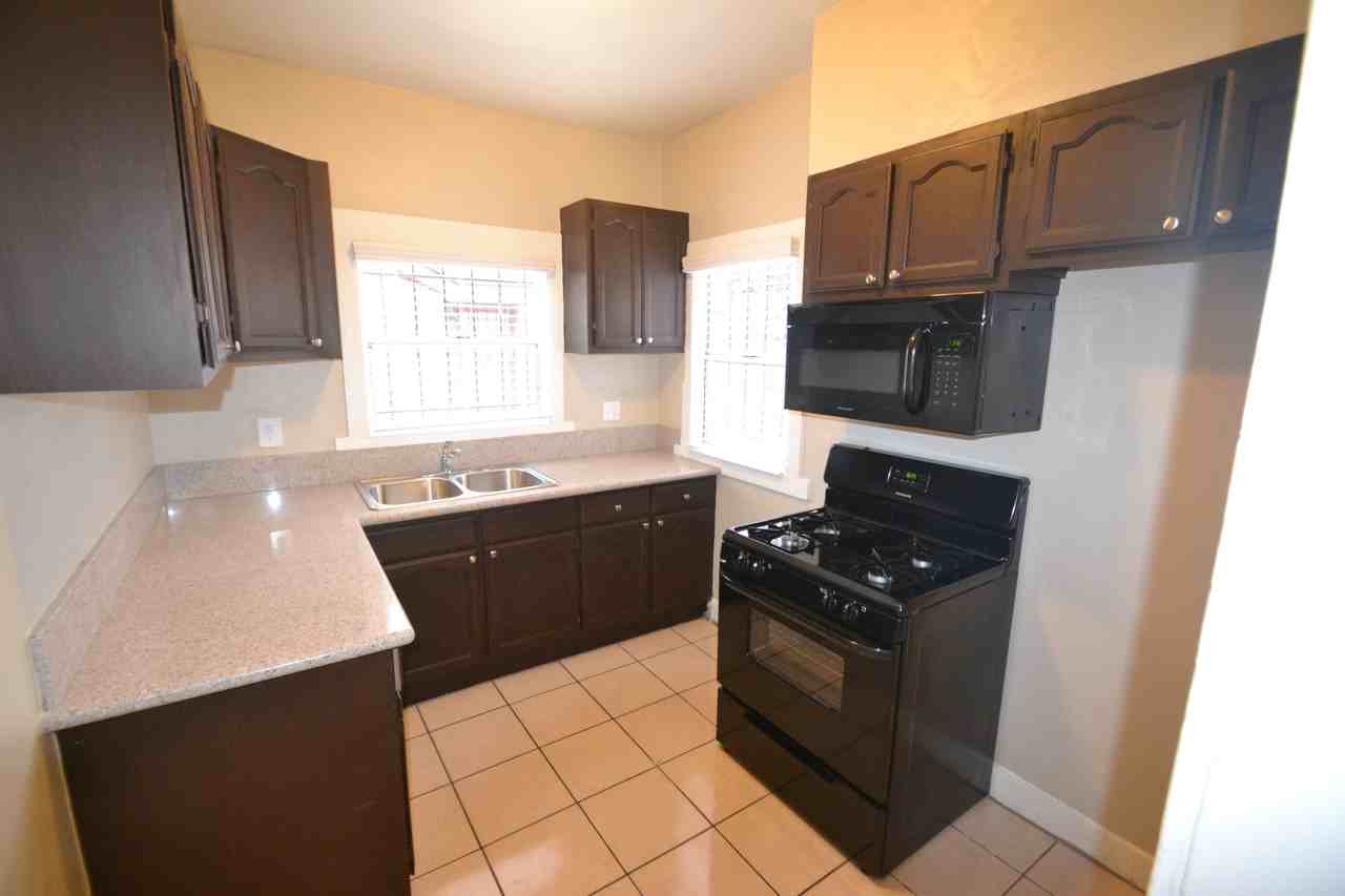 1039 St Louis Ave - Photo 3 of 7