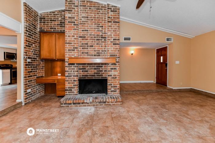 3325 Ivanhoe Ln - Photo 2 of 10