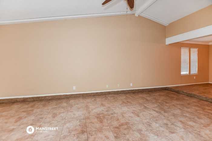 3325 Ivanhoe Ln - Photo 3 of 10