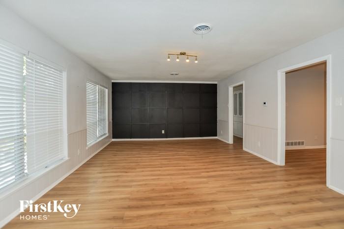 1206 Dearborn Dr - Photo 2 of 10