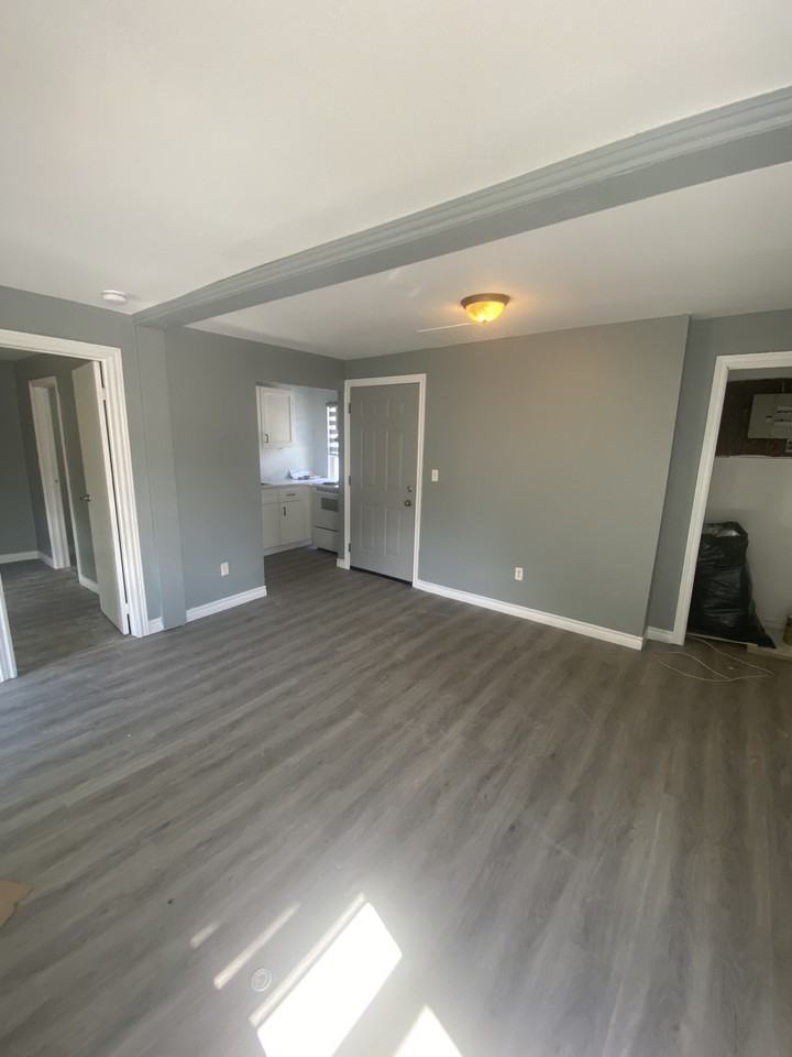 104 Queen St N - Photo 2 of 6
