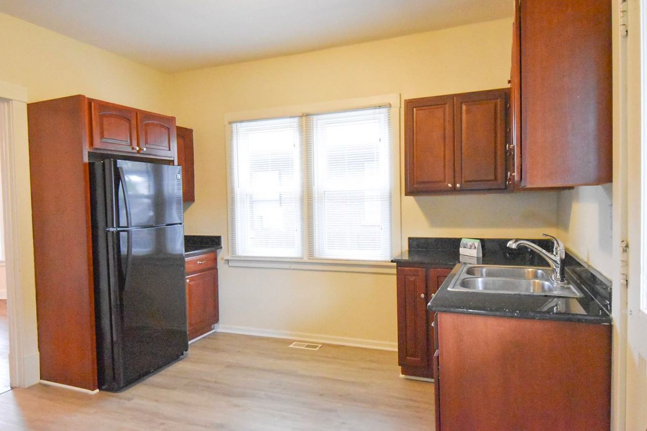 907 Kelly Ave - Photo 3 of 10