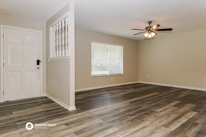 10913 Hollyview Ct - Photo 3 of 15