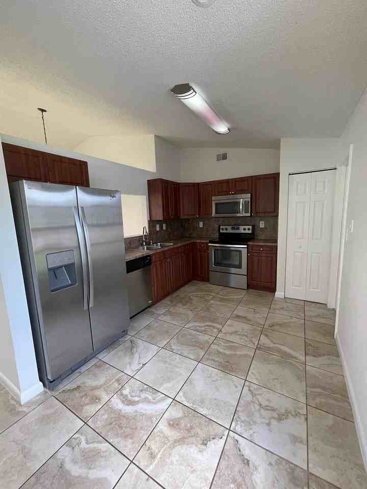 13761 Newport Mnr #13761 - Photo 3 of 8
