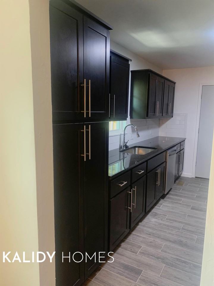 1711 N Vermont Ave #1 - Photo 6 of 11