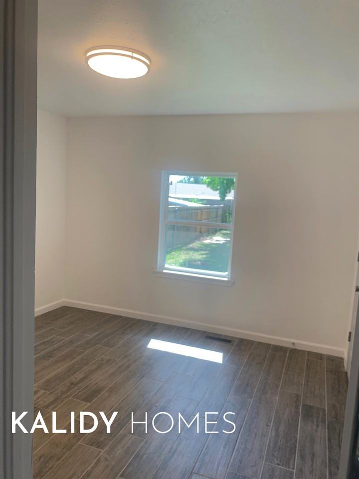 1711 N Vermont Ave #1 - Photo 7 of 11