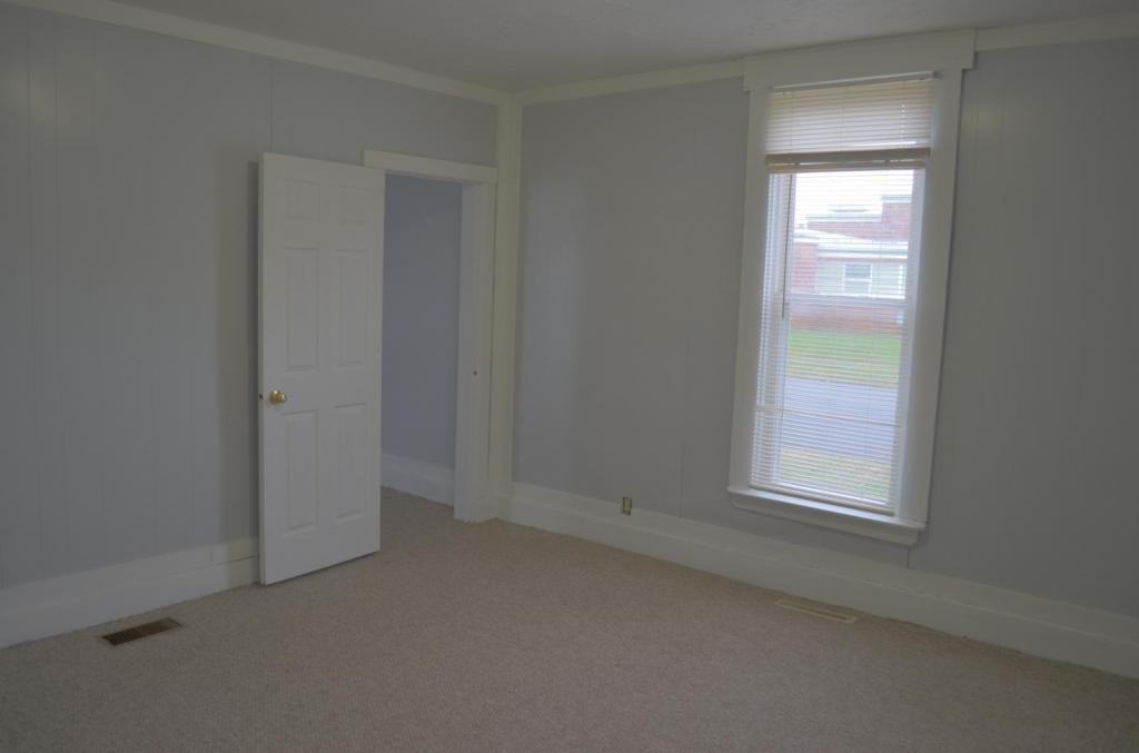 1303 Sycamore St - Photo 3 of 10