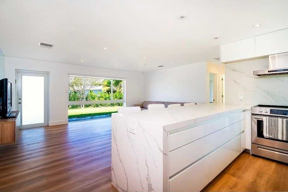 1000 Se 5th St - Photo 3 of 8