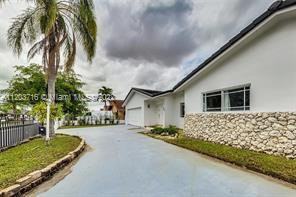 20 Nw 135th Ave - Photo 3 of 8