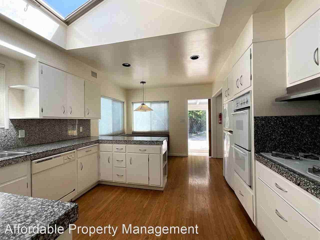 22538 6th St - Photo 3 of 15