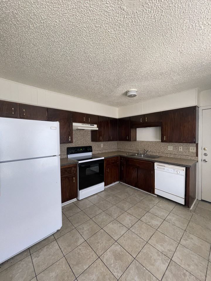 1209 Charisse St - Photo 3 of 7