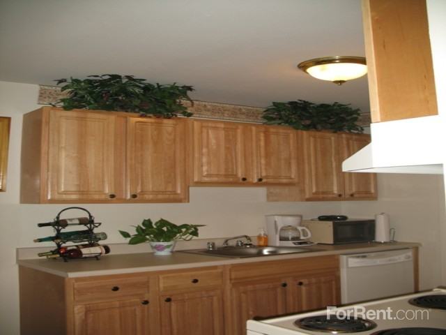 Princeton Court Apartments - Photo 2 of 6