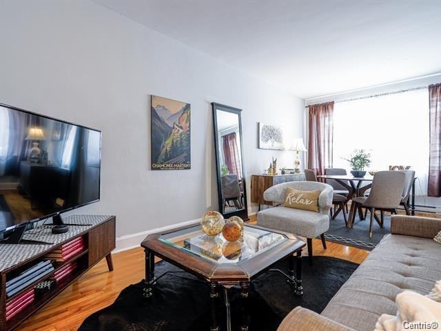 989 Av Rockland - Photo 2 of 13