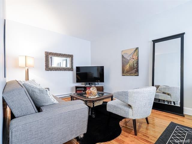989 Av Rockland - Photo 3 of 13