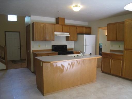 14519 Lake Shore Blvd - Photo 3 of 15