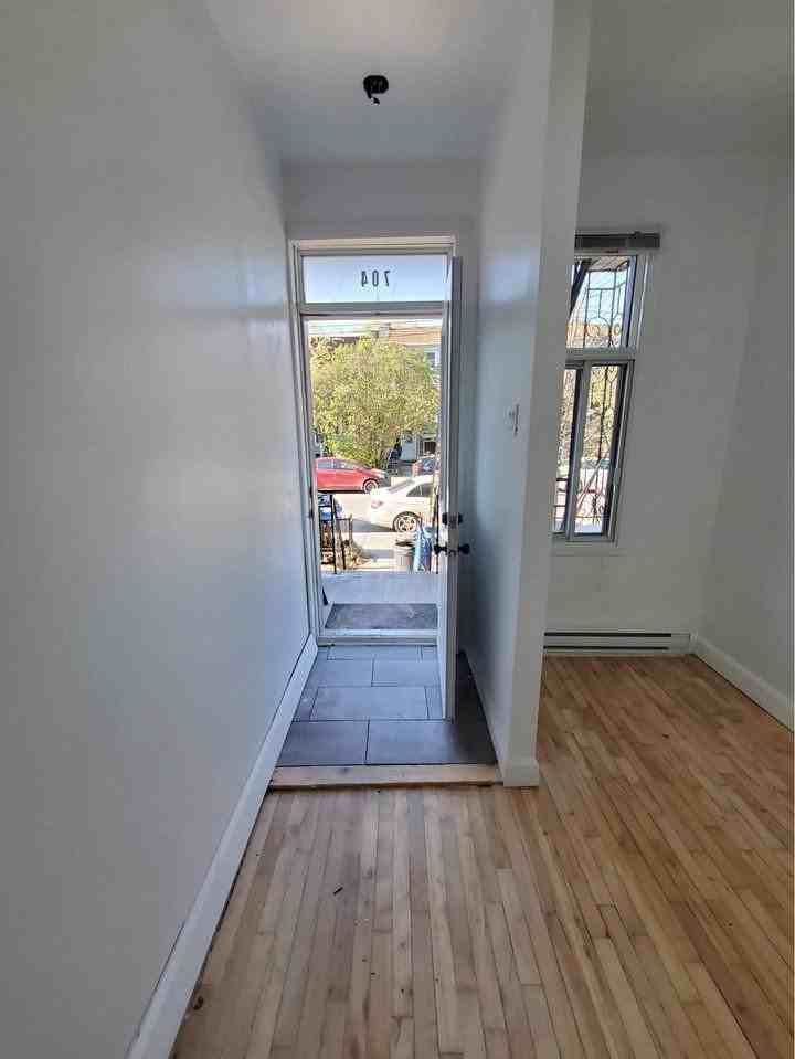 704 Rue Argyle - Photo 3 of 13