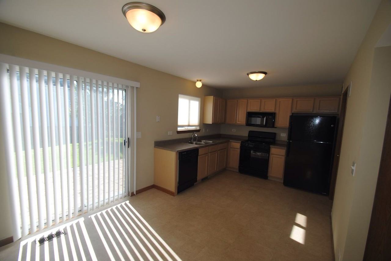 379 E Springwood Ct - Photo 3 of 8