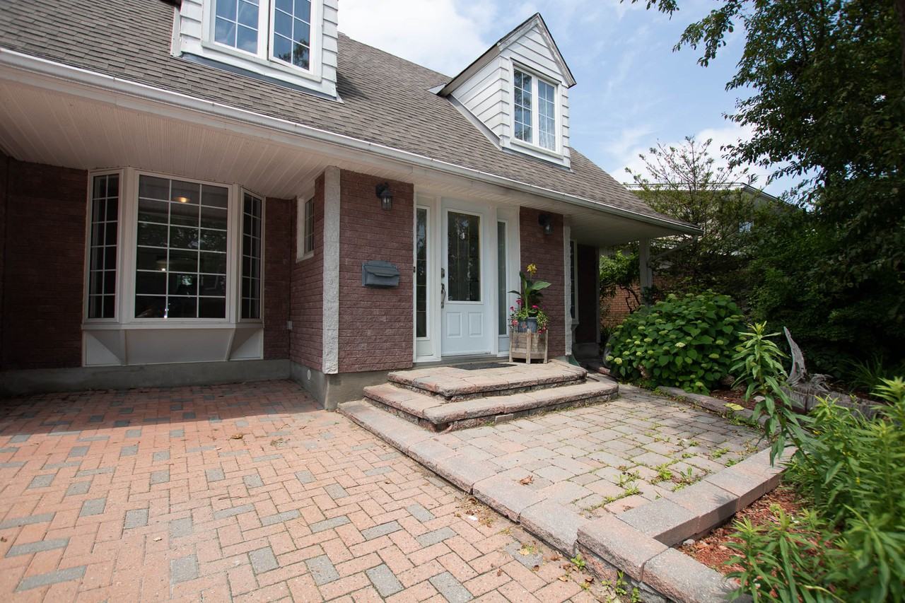 2102 Grafton Crescent - Photo 3 of 45