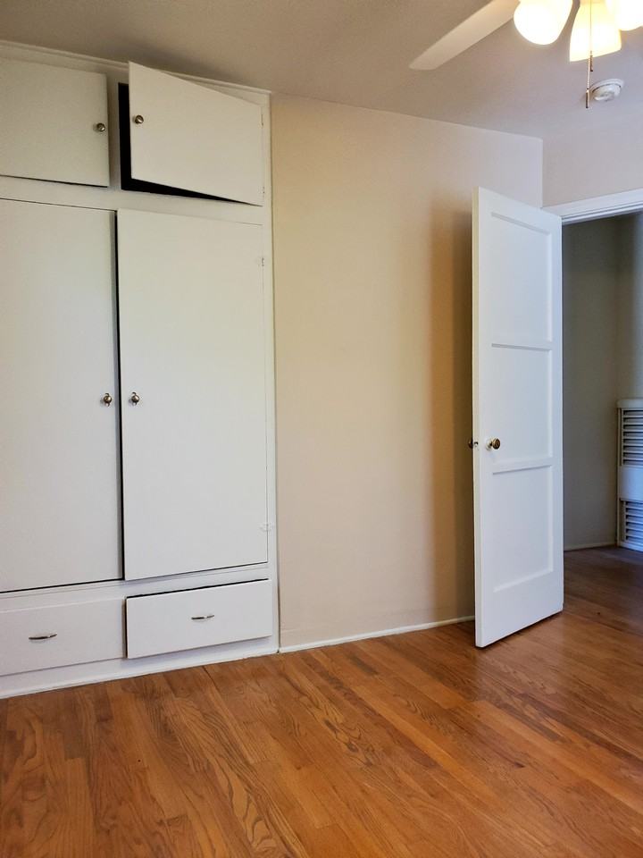 2507 North Beachwood Drive #4 - Photo 6 of 9