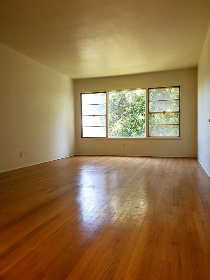 2507 North Beachwood Drive #4 - Photo 4 of 9