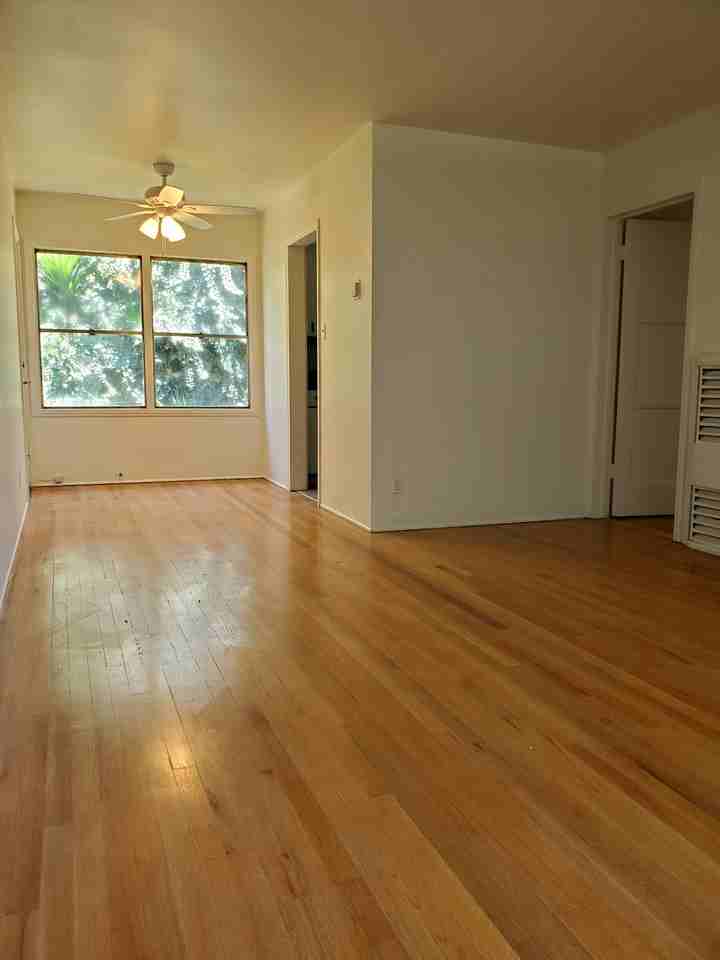 2507 North Beachwood Drive #4 - Photo 5 of 9