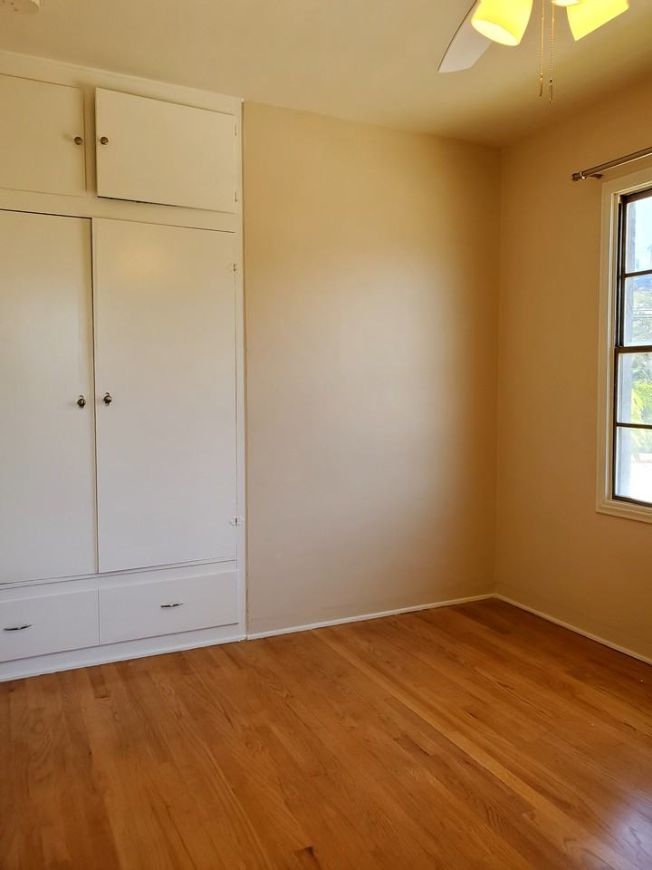 2507 North Beachwood Drive #4 - Photo 7 of 9