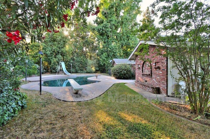 1060 Sand Bar Cir - Photo 3 of 50