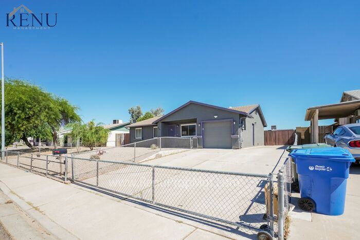 3220 W Grovers Ave - Photo 2 of 18