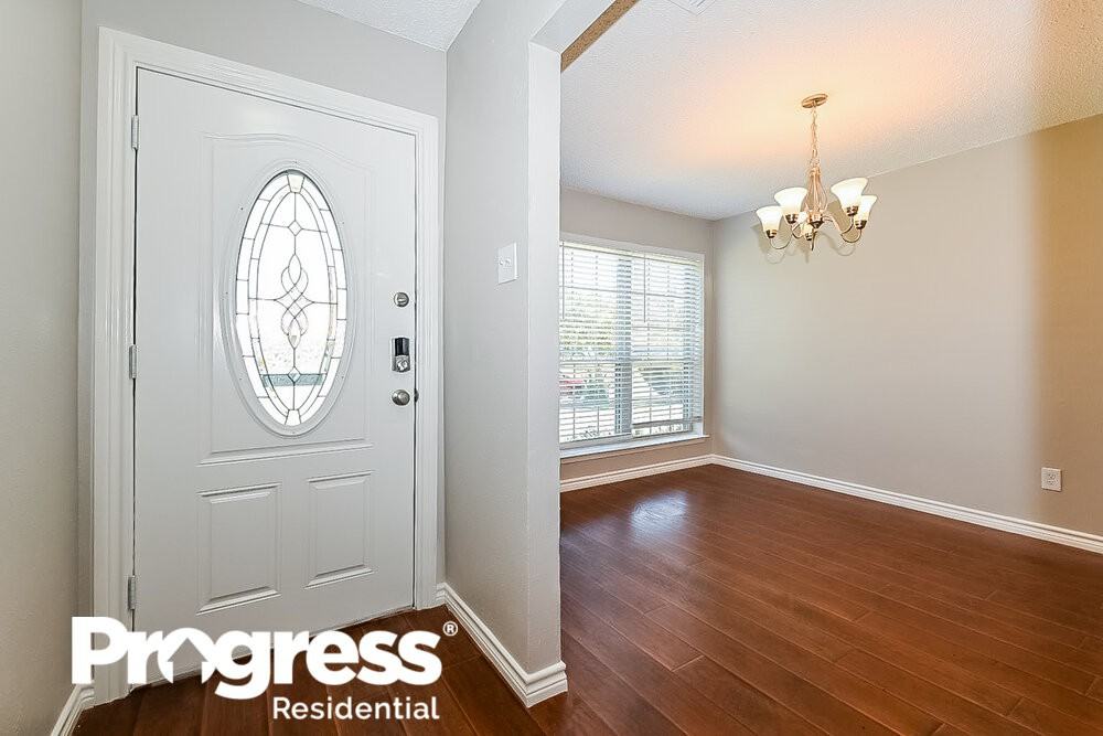 2910 E Pepperidge Dr - Photo 2 of 15