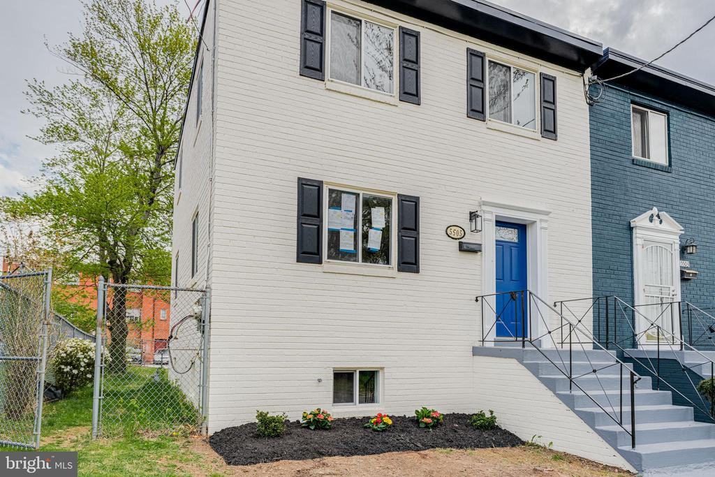 5505 Hayes St Ne - Photo 2 of 26