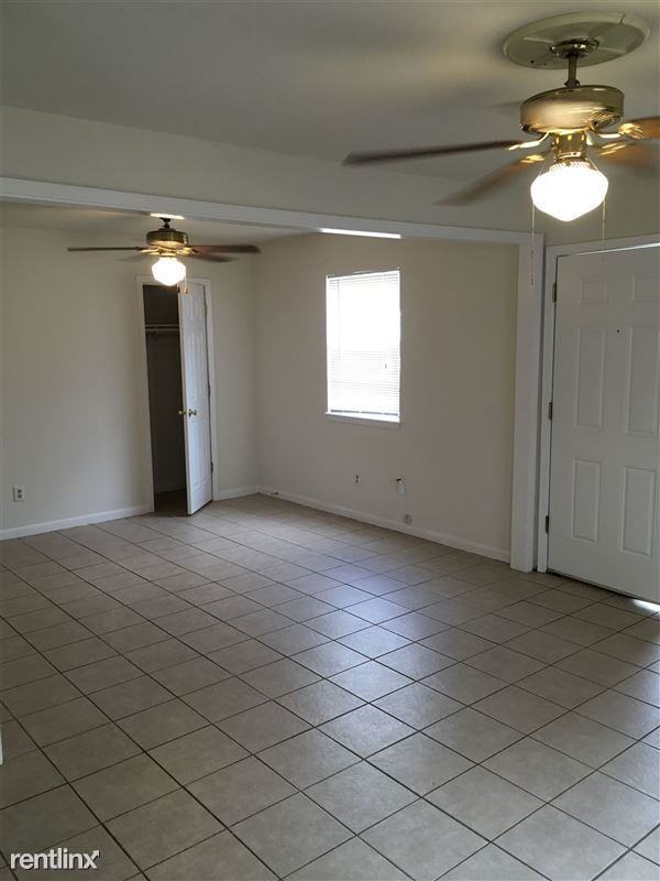 401 Manuel Dr - Photo 2 of 8