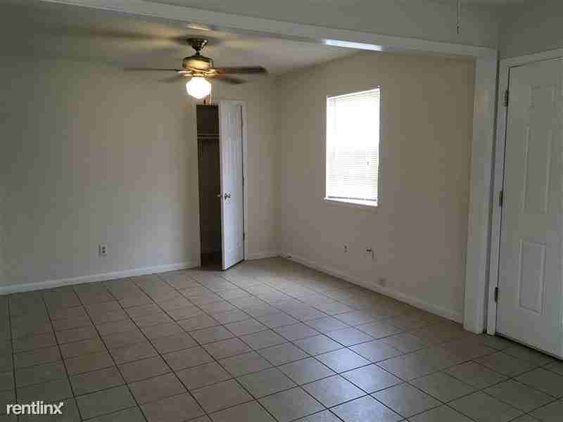 401 Manuel Dr - Photo 3 of 8