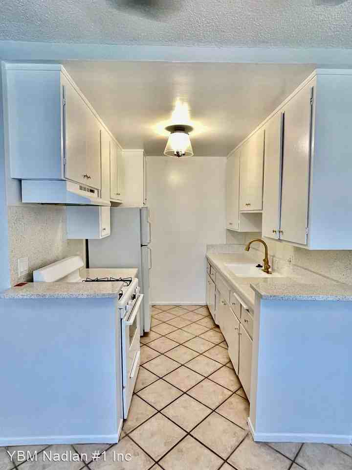 1216 NORTH DETROIT STREET - Photo 3 of 5