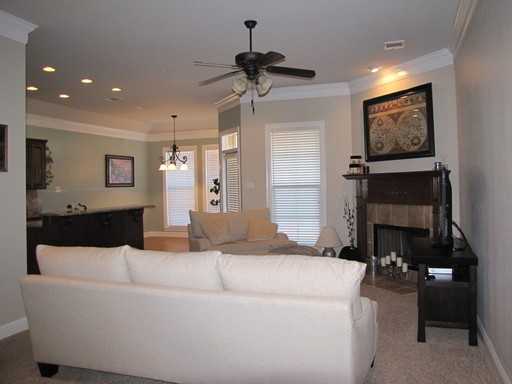 305 N Hampton St - Photo 3 of 13