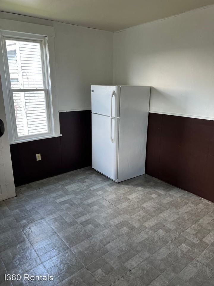 390 Corinne Ave - Photo 2 of 18