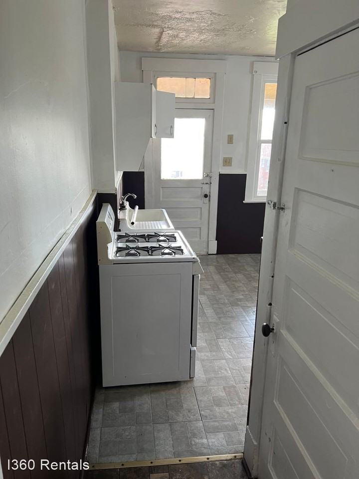 390 Corinne Ave - Photo 3 of 18