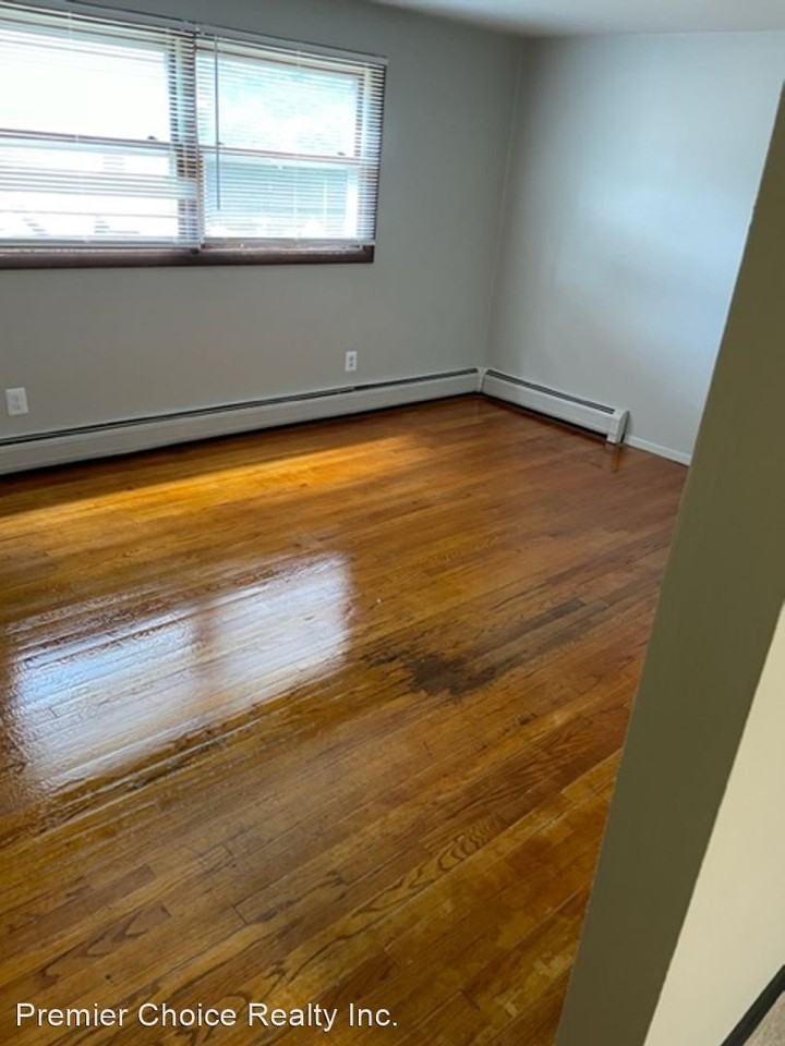 132 Gresham St - Photo 2 of 11