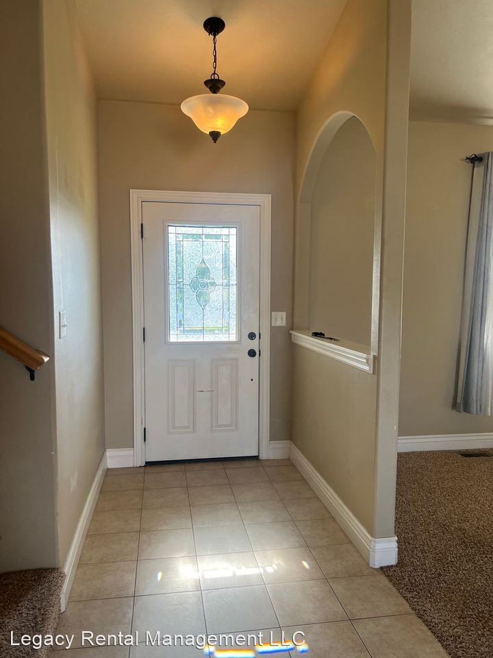 378 S Pine Ave - Photo 3 of 46