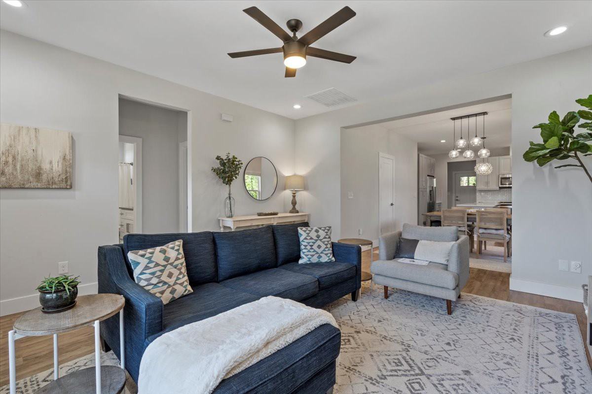 2644 Elmin St - Photo 3 of 8