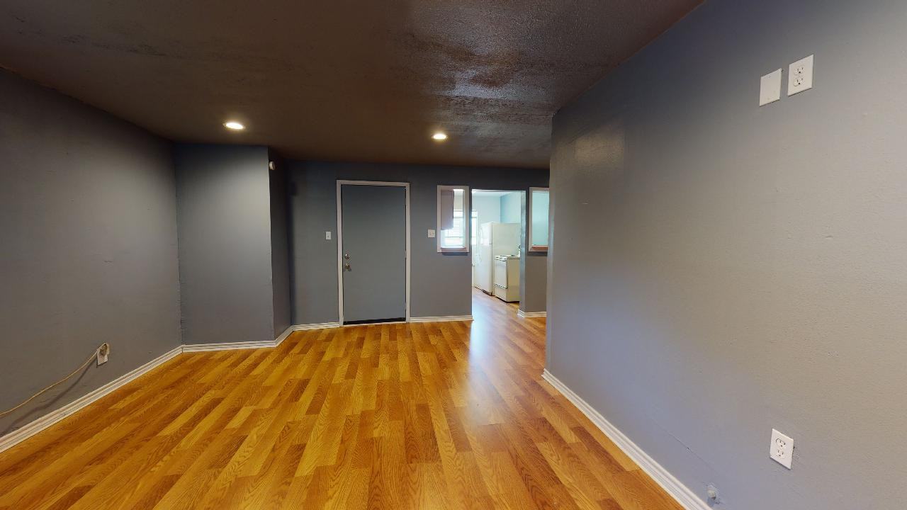 1002 W 9th St - Photo 3 of 21